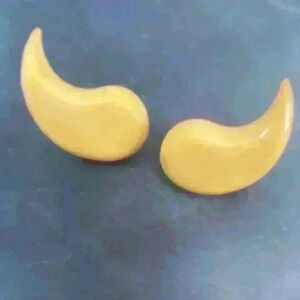 Vintage gold tone w/ivory colored teardrop accents clip-on earrings